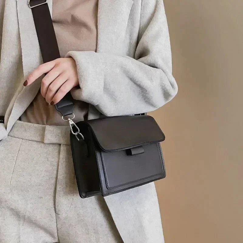 Crossbody-väska - Mini Flip-väska med tjock rem för Kvinnor-Mira Lina