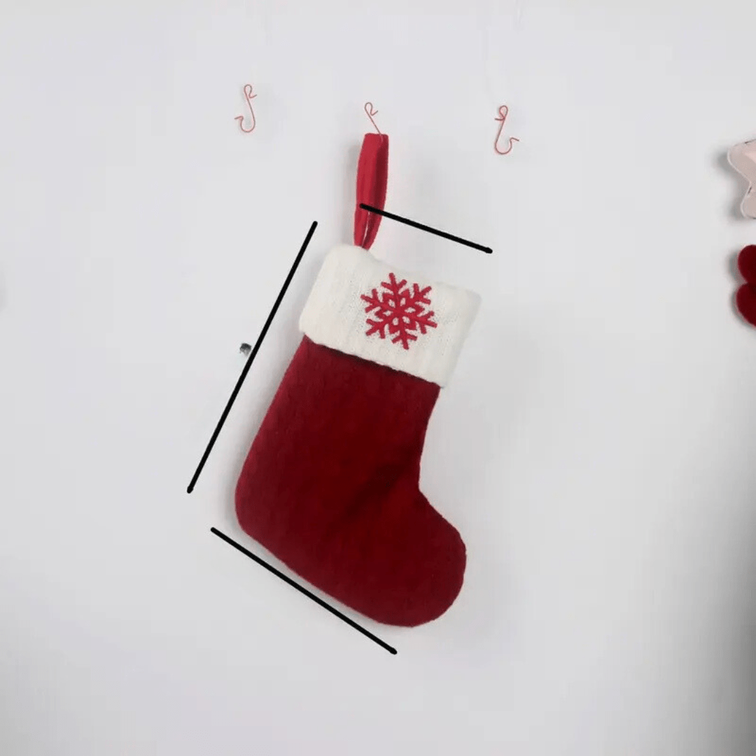 Julsocka med initial | Anpassad | Röd | Stickad julsocka | Personlig julsocka-Mira Lina