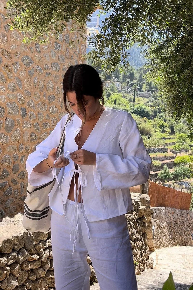 Långärmad skjorta med knytband | Vit | Löst sittande | Blus med knytband fram | Damskjorta-Mira Lina