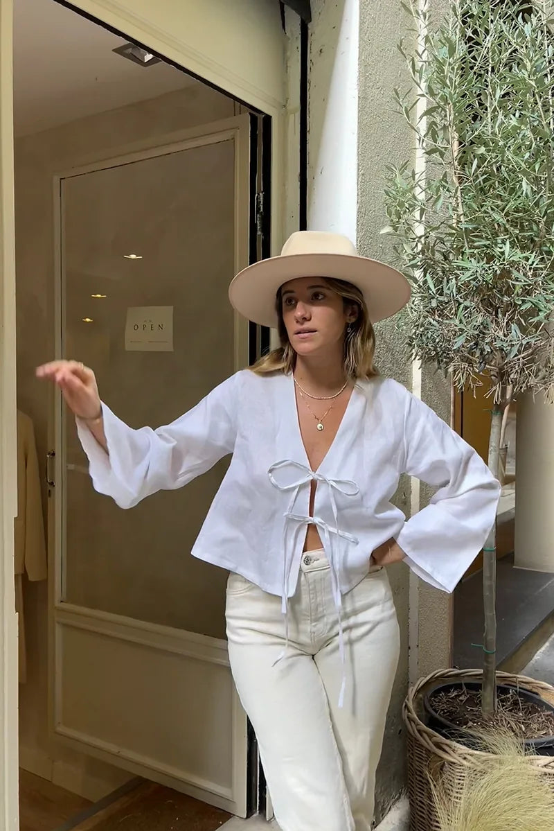 Långärmad skjorta med knytband | Vit | Löst sittande | Blus med knytband fram | Damskjorta-Mira Lina