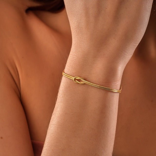 Love Knot-armband | Justerbart | Minimalistiskt | Gul metalltonarmband | Damarmband-Mira Lina