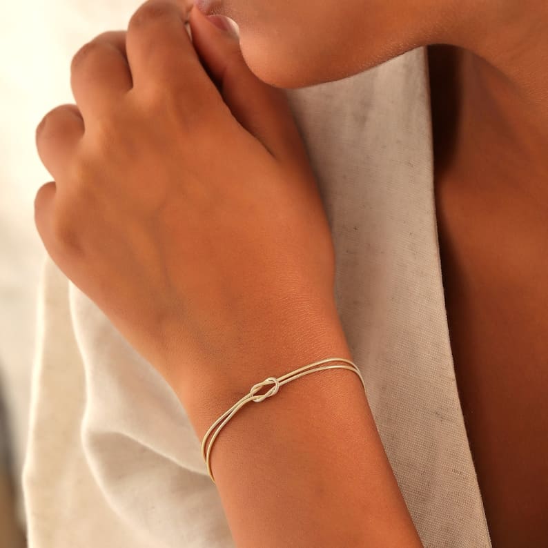 Love Knot-armband | Justerbart | Minimalistiskt | Gul metalltonarmband | Damarmband-Mira Lina