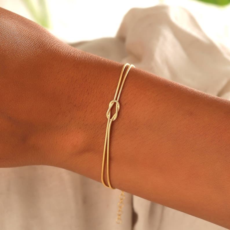 Love Knot-armband | Justerbart | Minimalistiskt | Gul metalltonarmband | Damarmband-Mira Lina