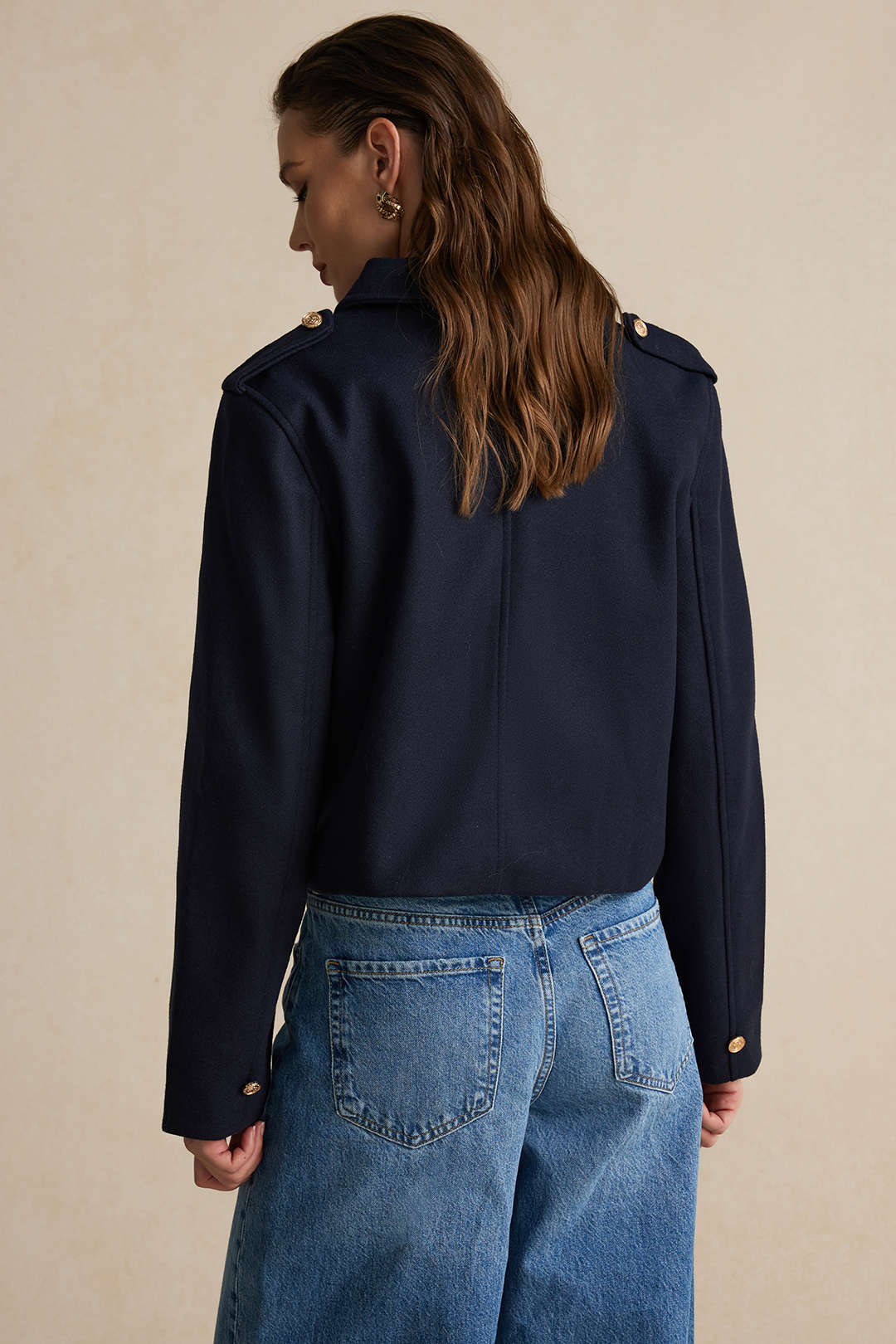 Marinblå blazer – kort skräddarsydd jacka för damer med guldknappar-Mira Lina