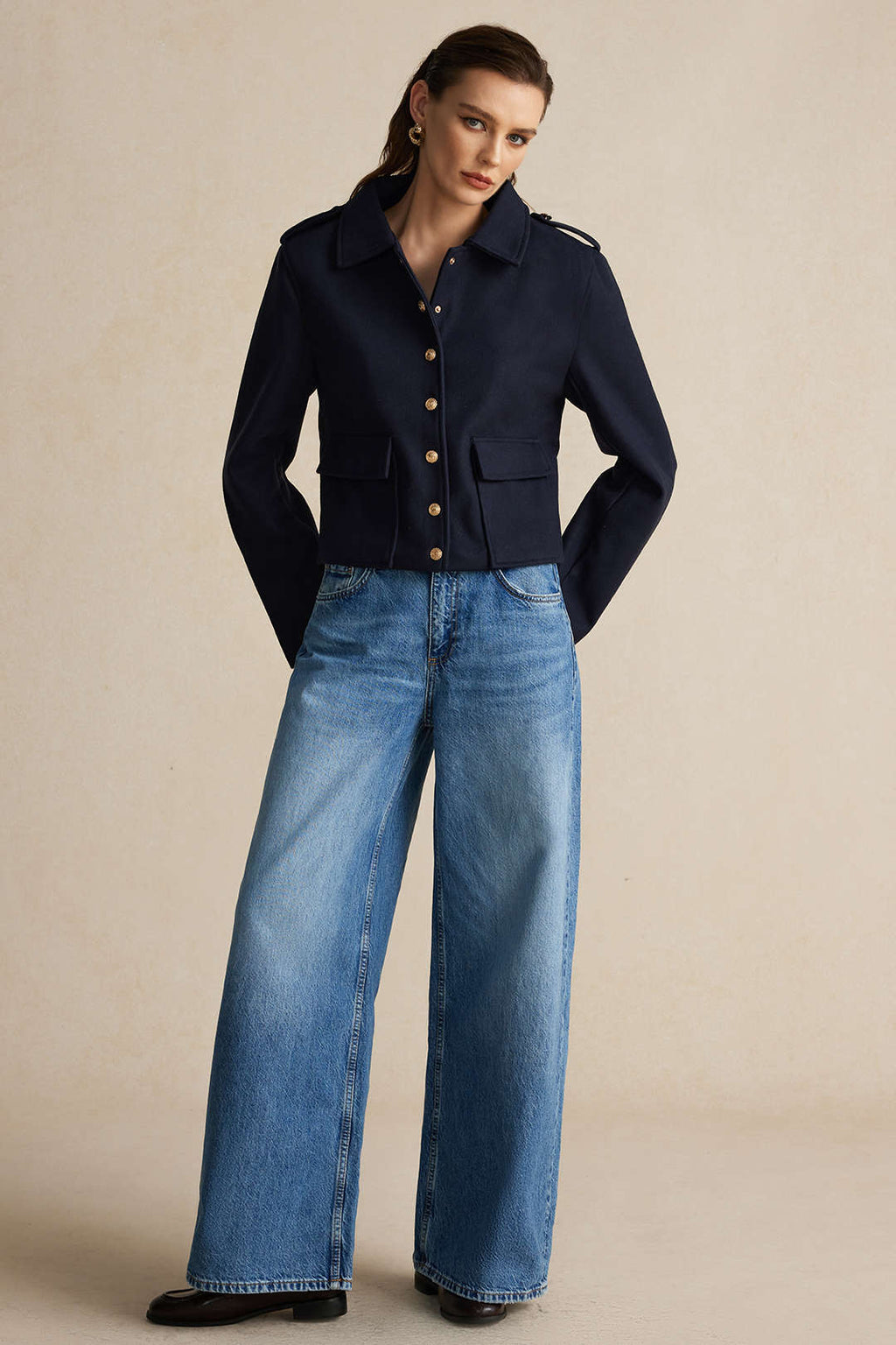 Marinblå blazer – kort skräddarsydd jacka för damer med guldknappar-Mira Lina