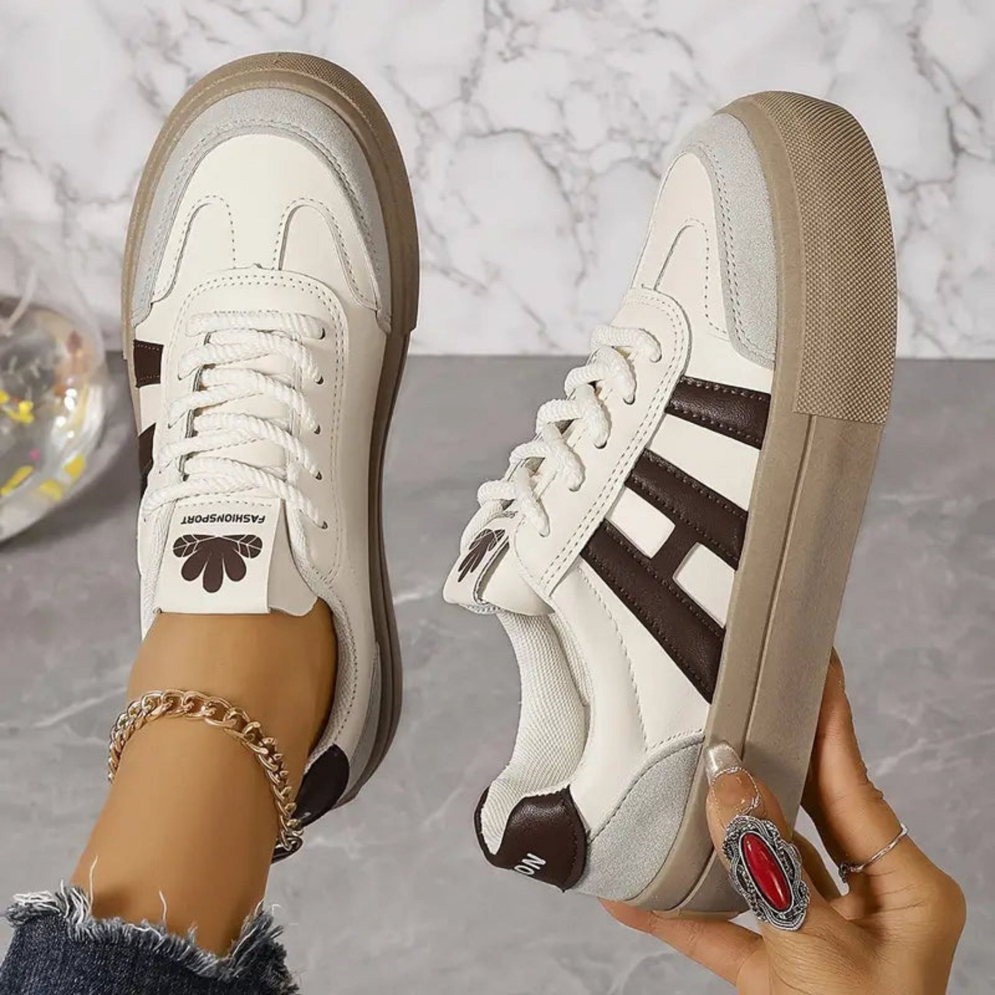 Sneakers | 3 ränder | Snörning | Vita sneakers | Damskor-Mira Lina
