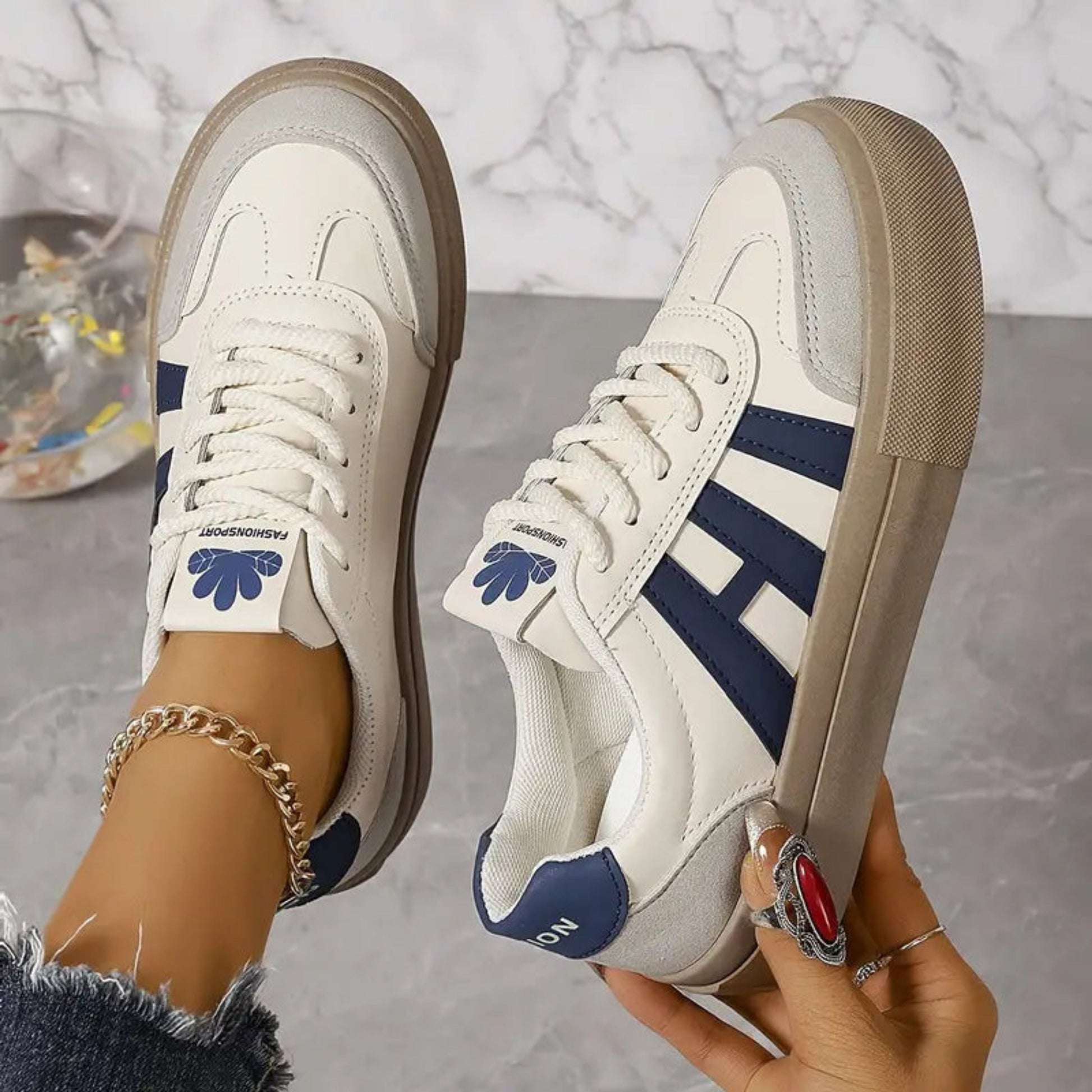 Sneakers | 3 ränder | Snörning | Vita sneakers | Damskor-Mira Lina