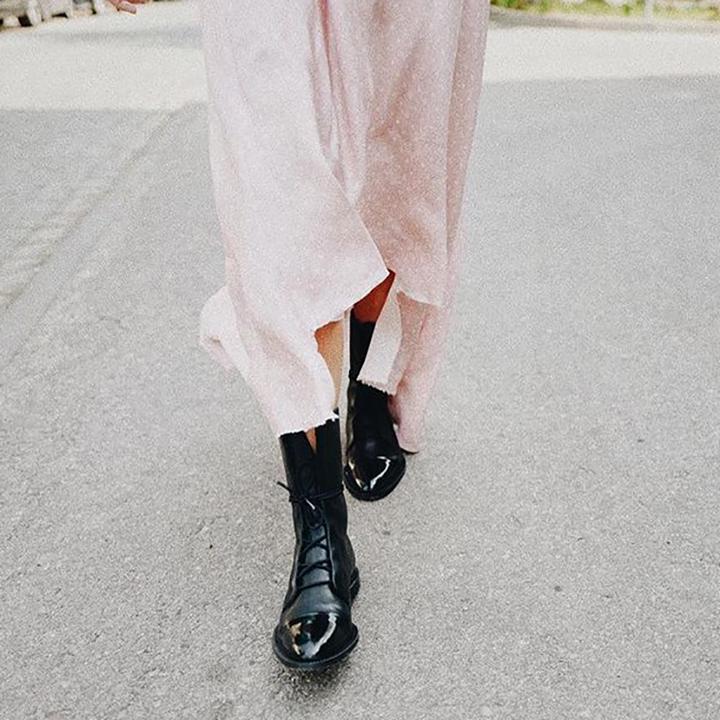 Syntetmaterial med strukturkängor - Vintage Mid Calf Lace Up-kängor för kvinnor-Mira Lina