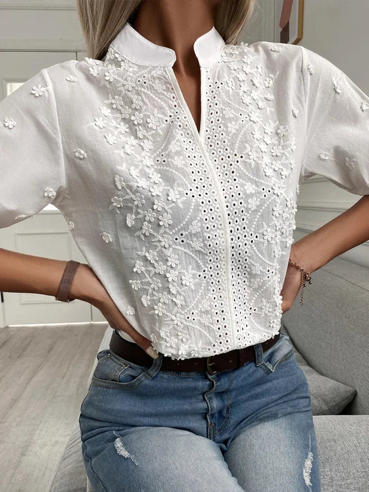 Vit topp - Kortärmad blus med broderad öljett för kvinnor-Mira Lina